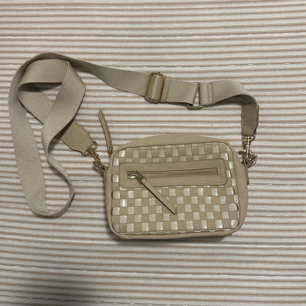 Universal Threads Cream Crossbody Bag